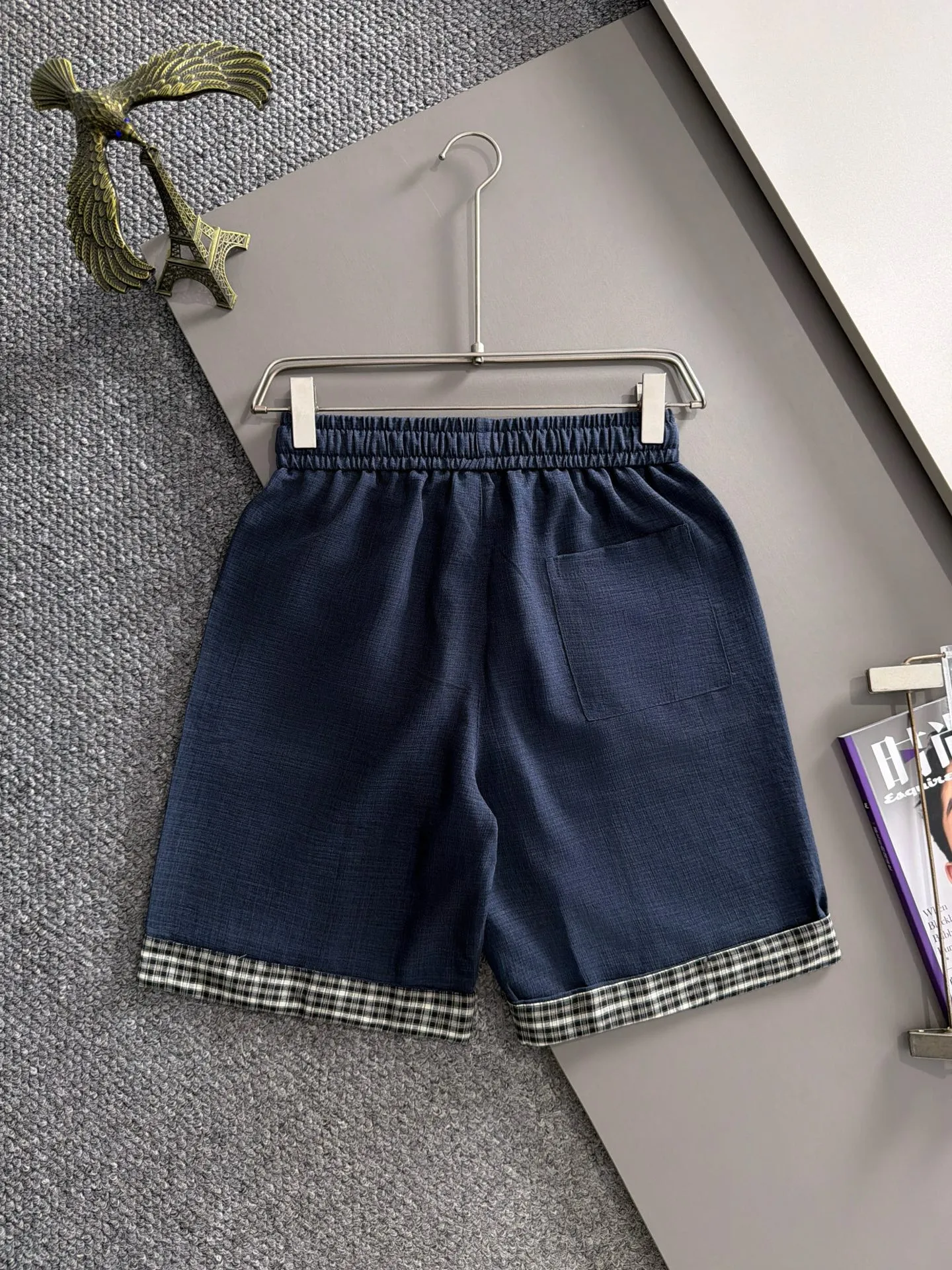 Burberry's 2026 spring and summer new shorts are made of imported Japanese Denim plain cotton, complete with three standards. The top stone-washed process makes the texture reach the old taste of the 1980s, soft, delicate and comfortable. The color has a modern and fashionable vicissitudes of life, and the upper body is Versatile fashionable! Light luxury, a must-have item for daily commuting! Sizes: M-5XL (please state your height and weight when placing an order)